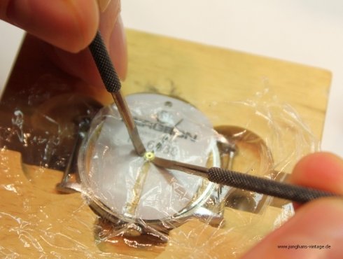 14-Zeigerentfernung-removal-of-hands2.jpg