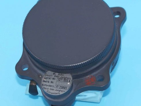Junghans-J30-BZ-Borduhr-BoUk-1-Fl.23885-V4.1-001.jpg