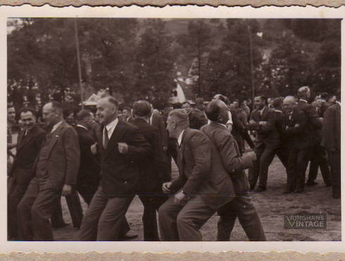 führende-Mitarbeiter-der-Firma-Junghans-bei-der-Leibesertüchtigung-auf-dem-Berneck-Sportplatz-in-Schramberg-1.png