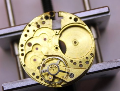 50-Wiedereinbau-der-Unruh-assembling-of-the-balance-wheel.jpg