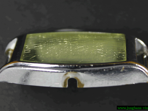 Junghans-J95-Frontteil-mit-rissigem-Glas-frontpart-with-glas-with-cracks.png