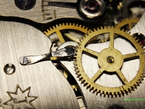 Junghans-J98-698.71-Werk-movement-Detail-15-Steine.jpg