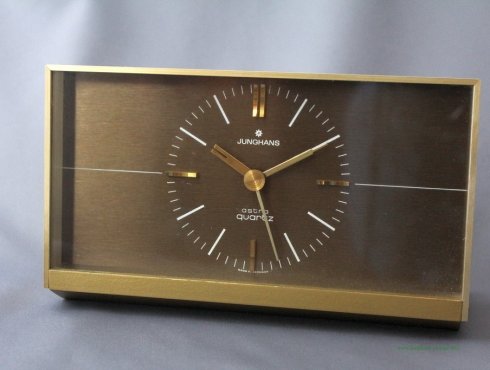 Junghans-astra-quartz-Tischuhr-Front.jpg