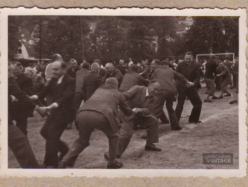 führende-Mitarbeiter-der-Firma-Junghans-bei-der-Leibesertüchtigung-auf-dem-Berneck-Sportplatz-in-Schramberg-2.png