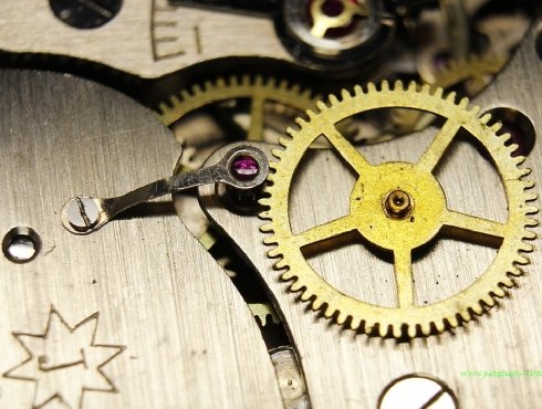 Junghans-J98-698.71-Werk-movement-Detail-16-Steine.jpg