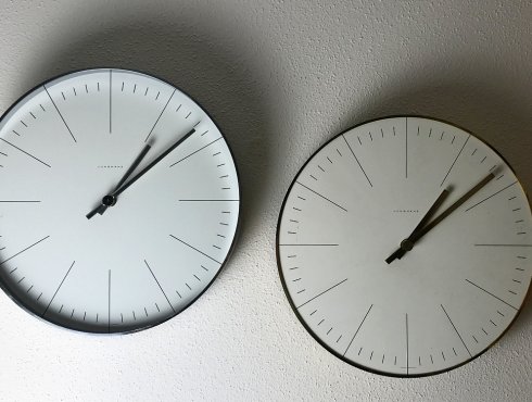 Junghans-Max-Bill-Wanduhr-Striche-chrom-050.jpg