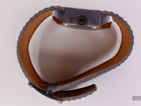 Junghans-Scheibenuhr-blau-mit-Band-006.png