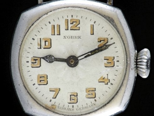 Junghans-13-NOBRK-carre-Finkbeiner-01.jpg